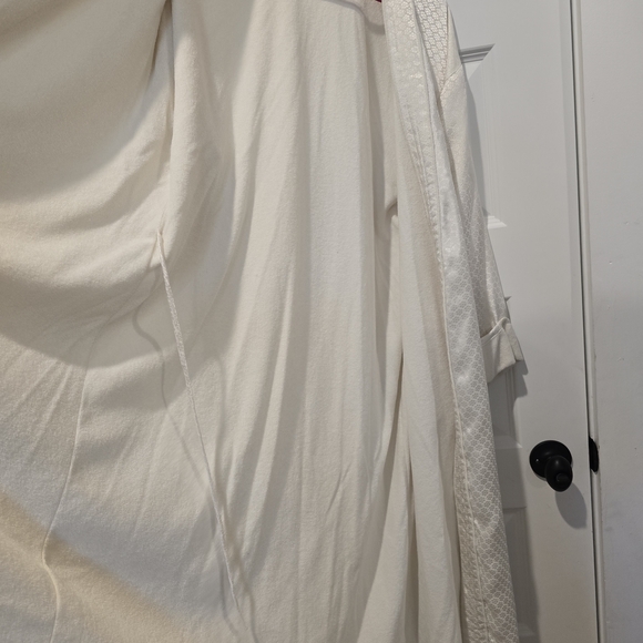 Victoria's Secret Cream Patterned Robe - Picture 3 of 7